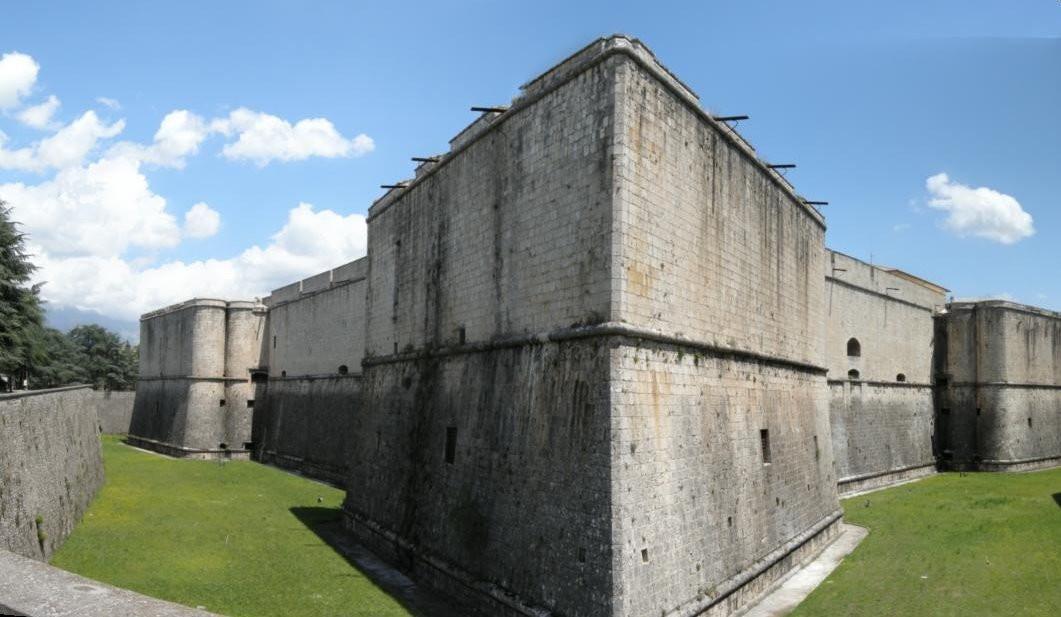 Испанский форт в Л’Aквиле, Италия – фотографии Италии