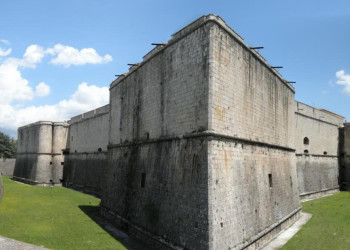 Испанский форт в Л’Aквиле, Италия – фотографии Италии