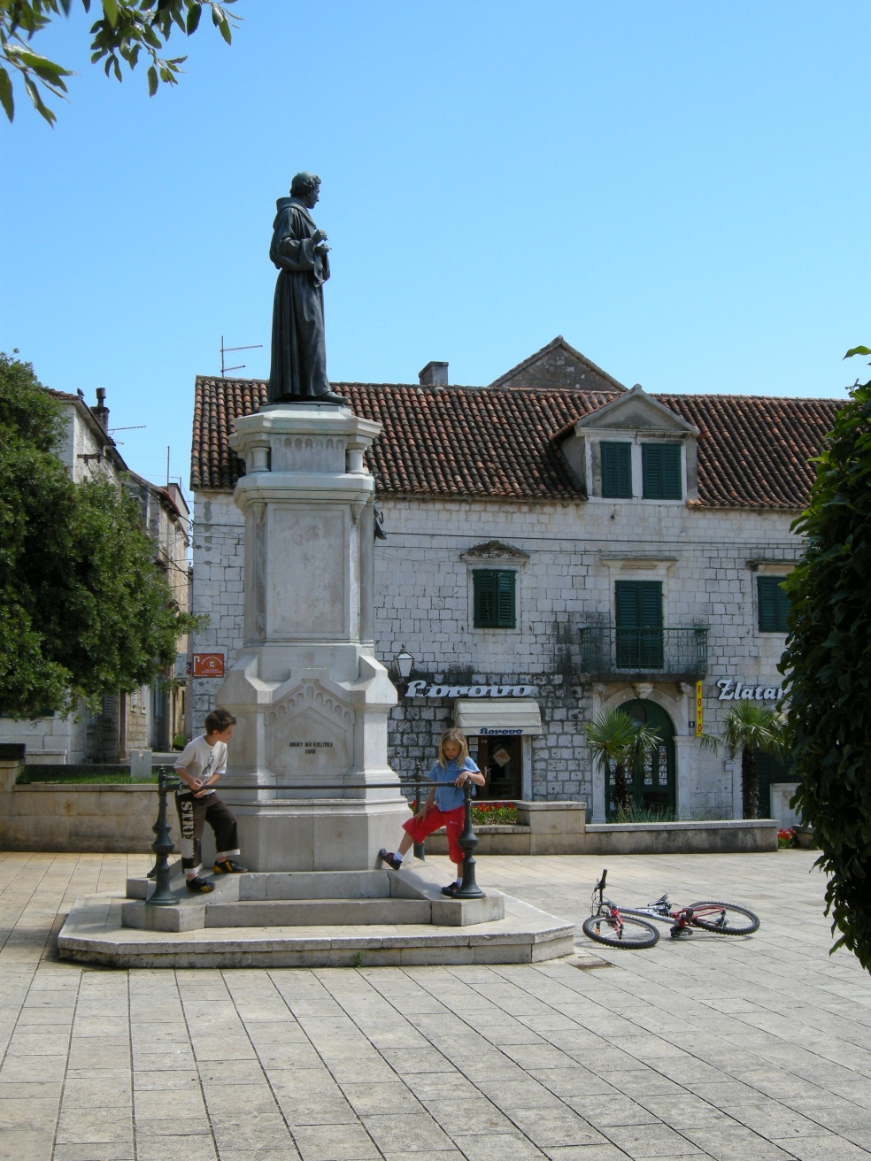 Памятник Макарска, Хорватия – фотографии Хорватии