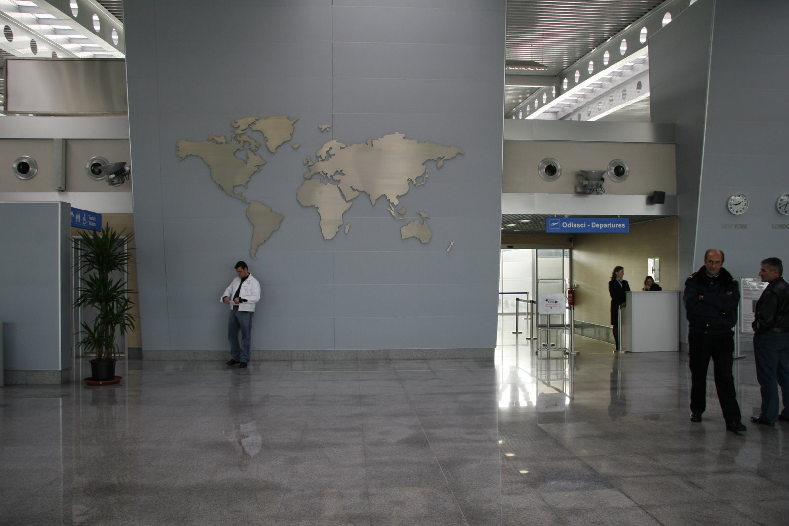 Здание аэропорта в Подгорица, Черногория – фотографии Черногории