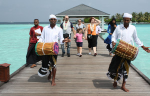 Встреча туристов в одном из отелей – фотографии Мальдивских островов