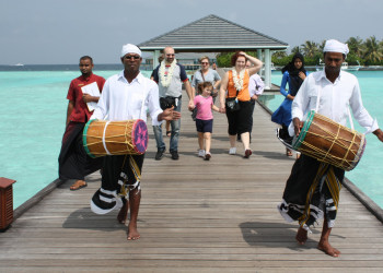Встреча туристов в одном из отелей – фотографии Мальдивских островов