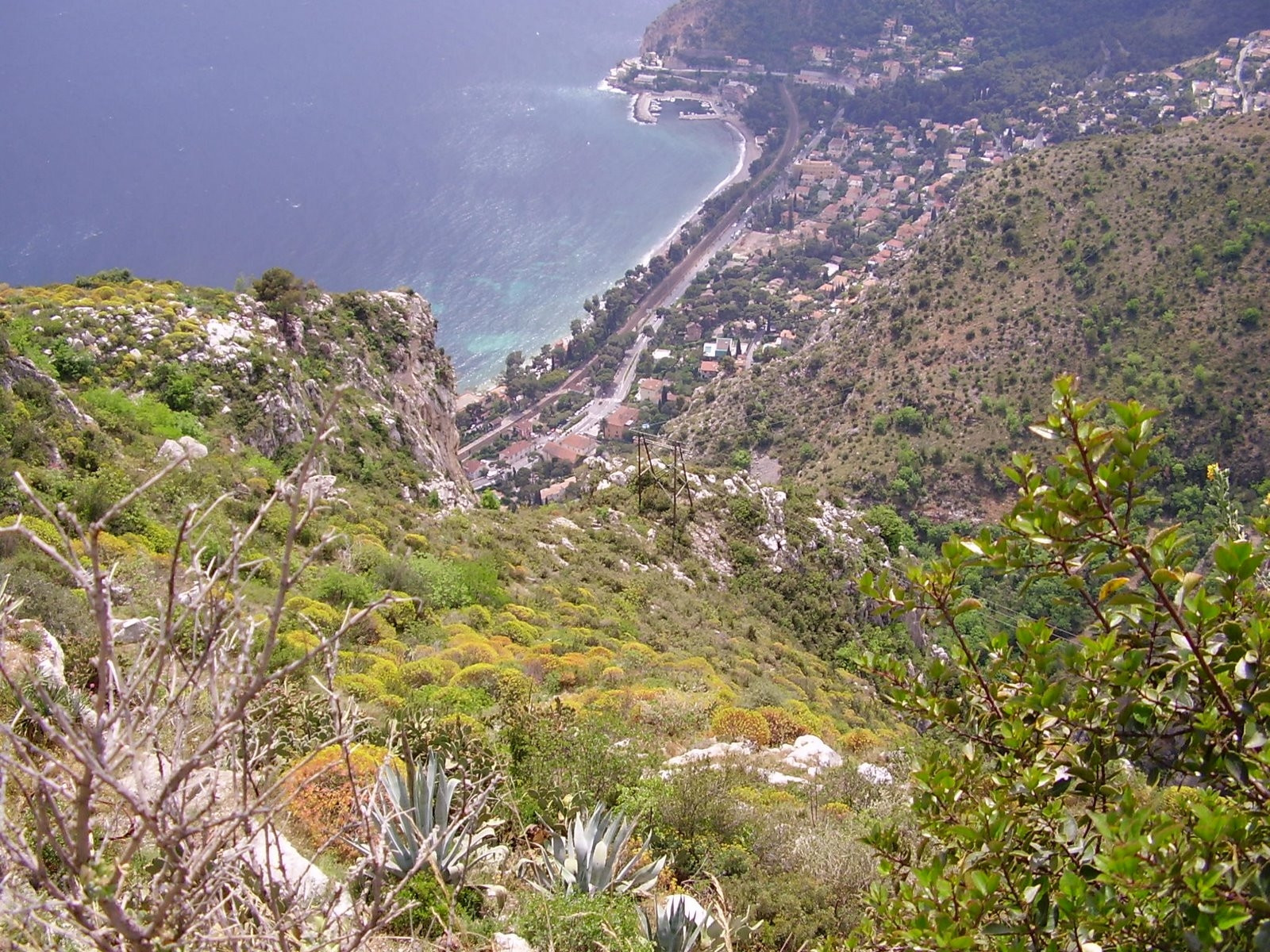 Понарамный вид в Эз, Франция – фотографии Франции