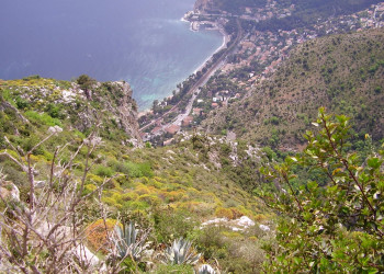 Понарамный вид в Эз, Франция – фотографии Франции