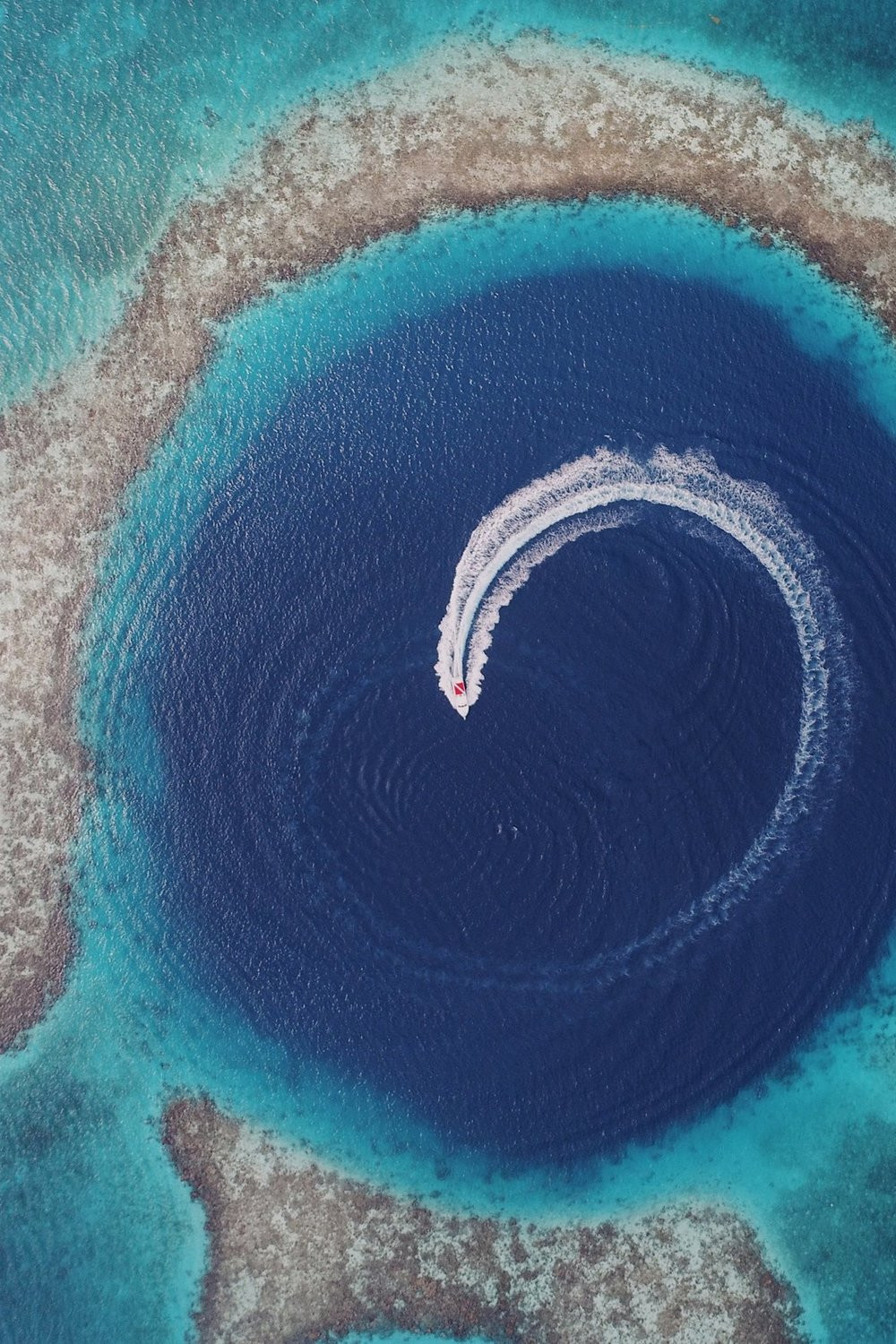 Катер в Большой голубой дыре Белиза – фотографии Белиза