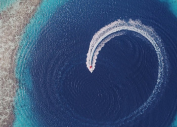 Катер в Большой голубой дыре Белиза – фотографии Белиза