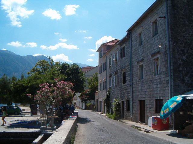 Улица в Прчань, Черногория – фотографии Черногории