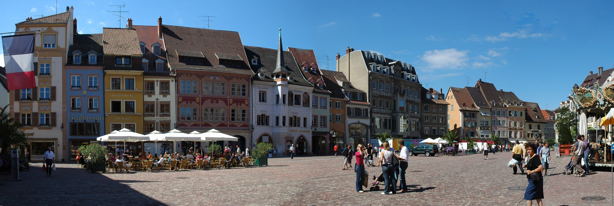 Люди на площади в Мюлузе, Франция – фотографии Франции