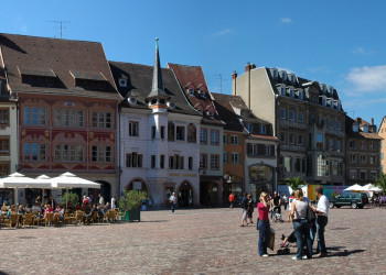 Люди на площади в Мюлузе, Франция – фотографии Франции