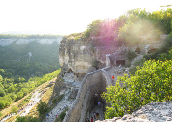 Средневековый город-крепость Чуфут-Кале, Крым. Фото 1 – фотографии России