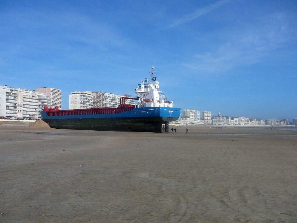 Корабль в Ле-Санция, Франция. Фото 1 – фотографии Франции