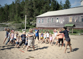 Детский лагерь на острове Кий, Россия – фотографии России