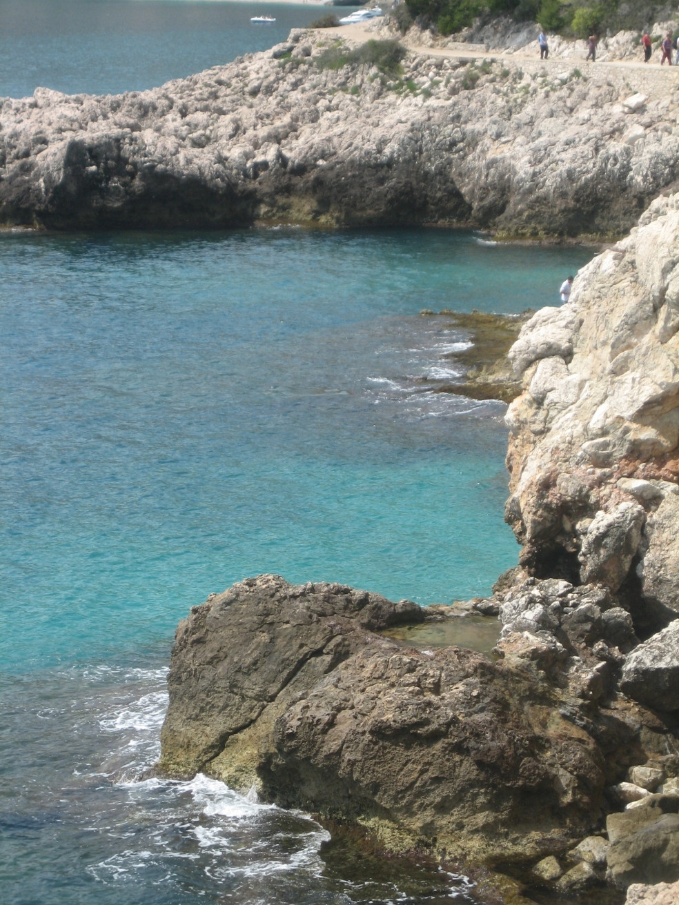 Скалы в Рокбрюн-Кап-Мартен, Франция – фотографии Франции