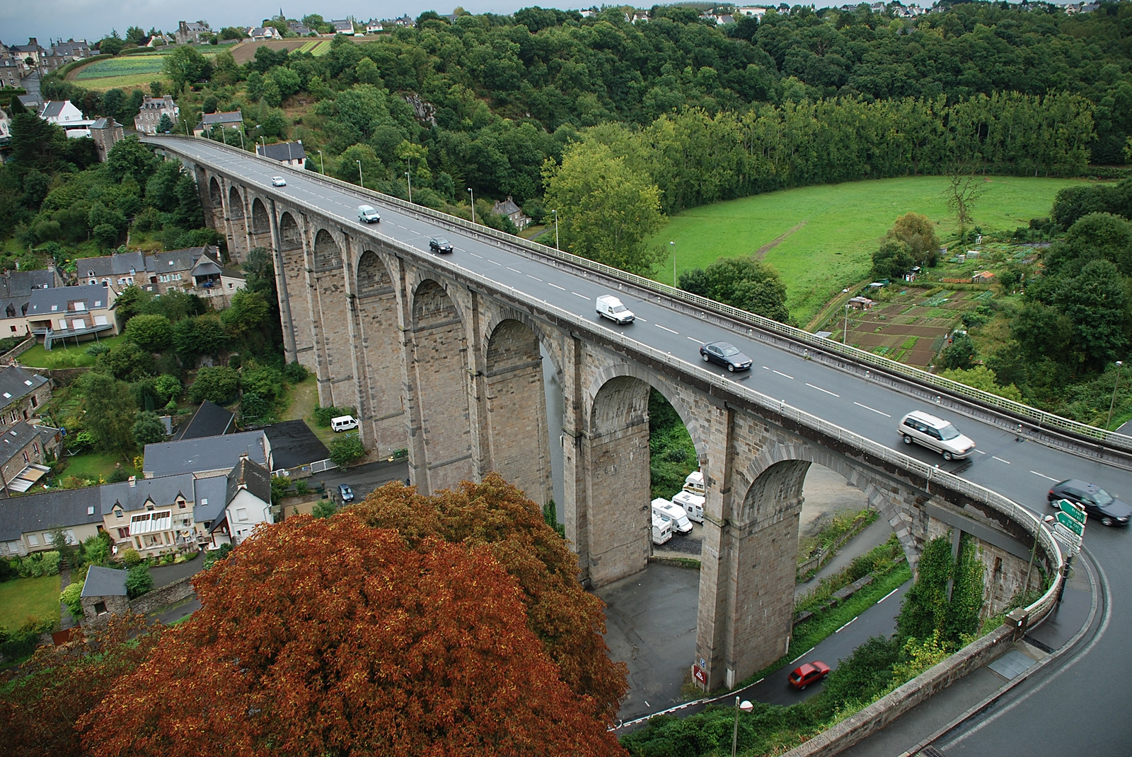 Мост в Динане, Франция – фотографии Франции