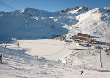 Сноубордисты в Тинь, Франция – фотографии Франции