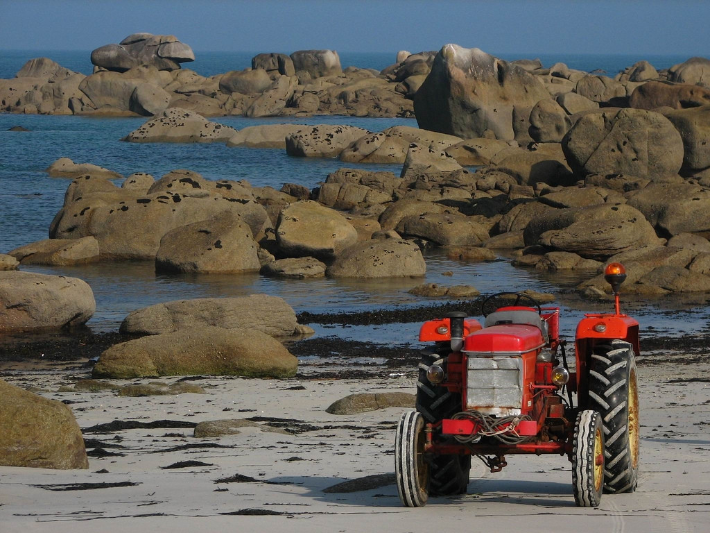 Транспорт на пляже в Бриньогане, Франция – фотографии Франции