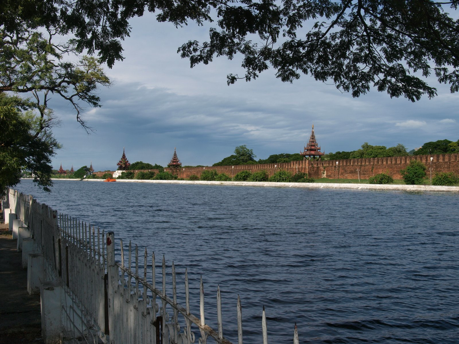 Стены дворца Мандалай (Mandalay Palace)  – фотографии Мьянмы