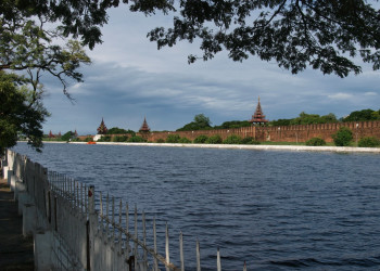 Стены дворца Мандалай (Mandalay Palace)  – фотографии Мьянмы