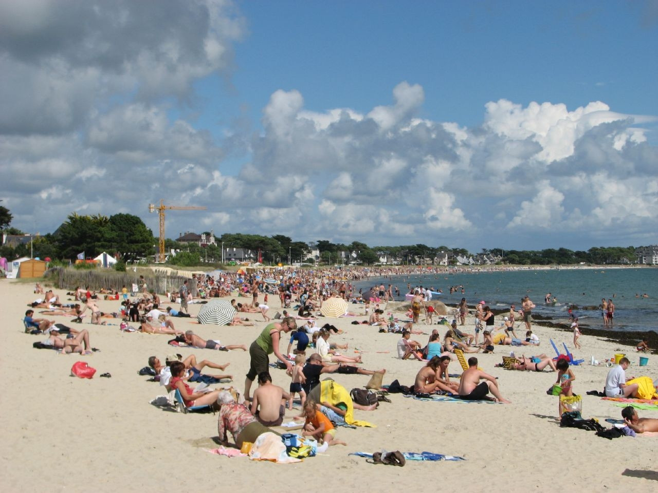 Люди на пляже в Карнаке, Франция – фотографии Франции