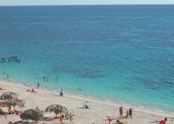 Туристы на пляже в Тринидаде, Куба. Фото 2 – фотографии Кубы