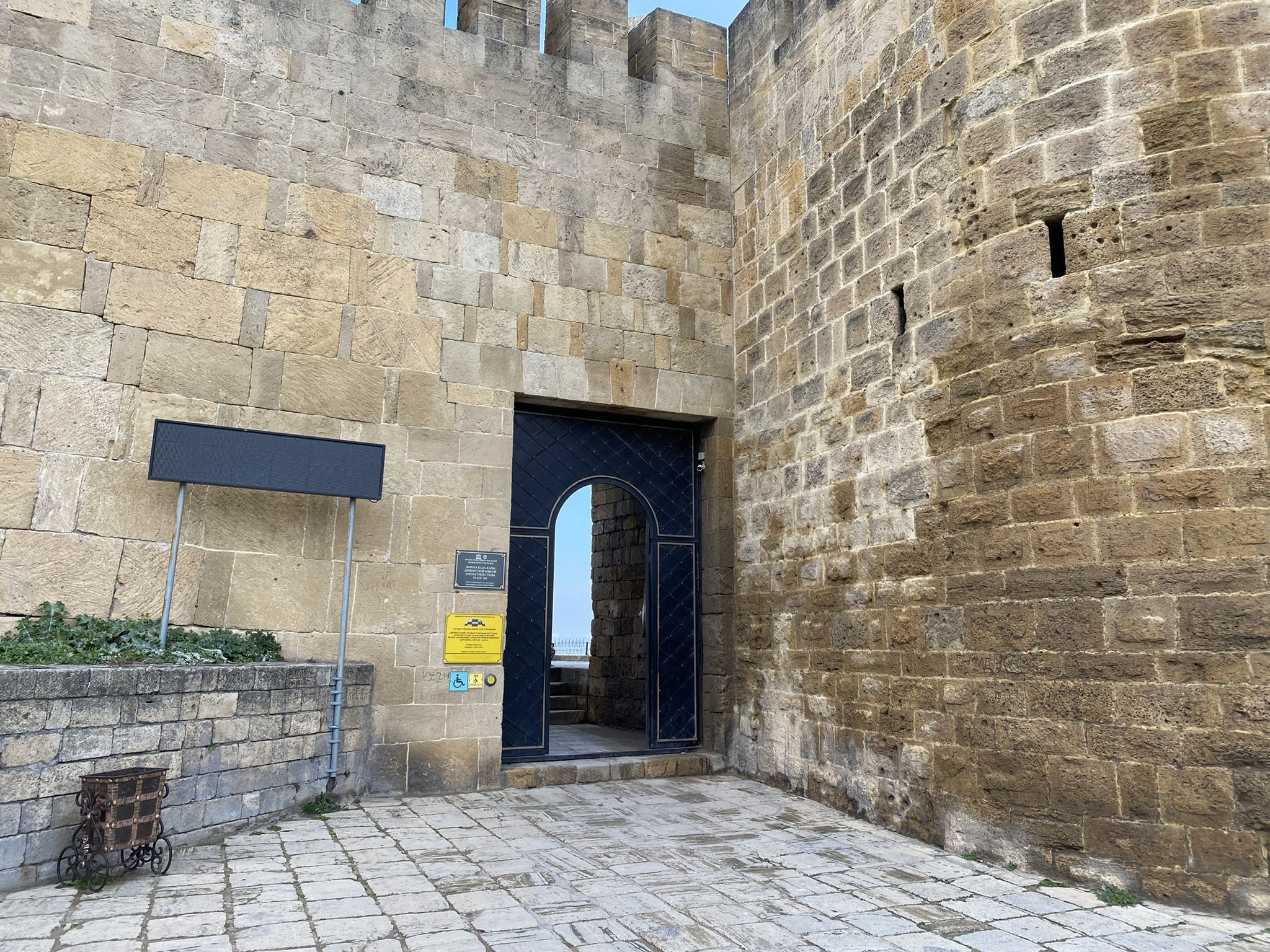 Цитадель Нарын-кала, главный вход – фотографии России