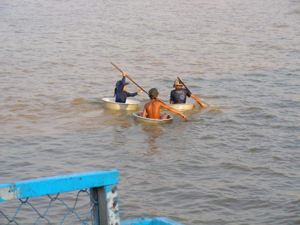 Дети на озере Топлесап, Камбоджа – фотографии Камбоджи