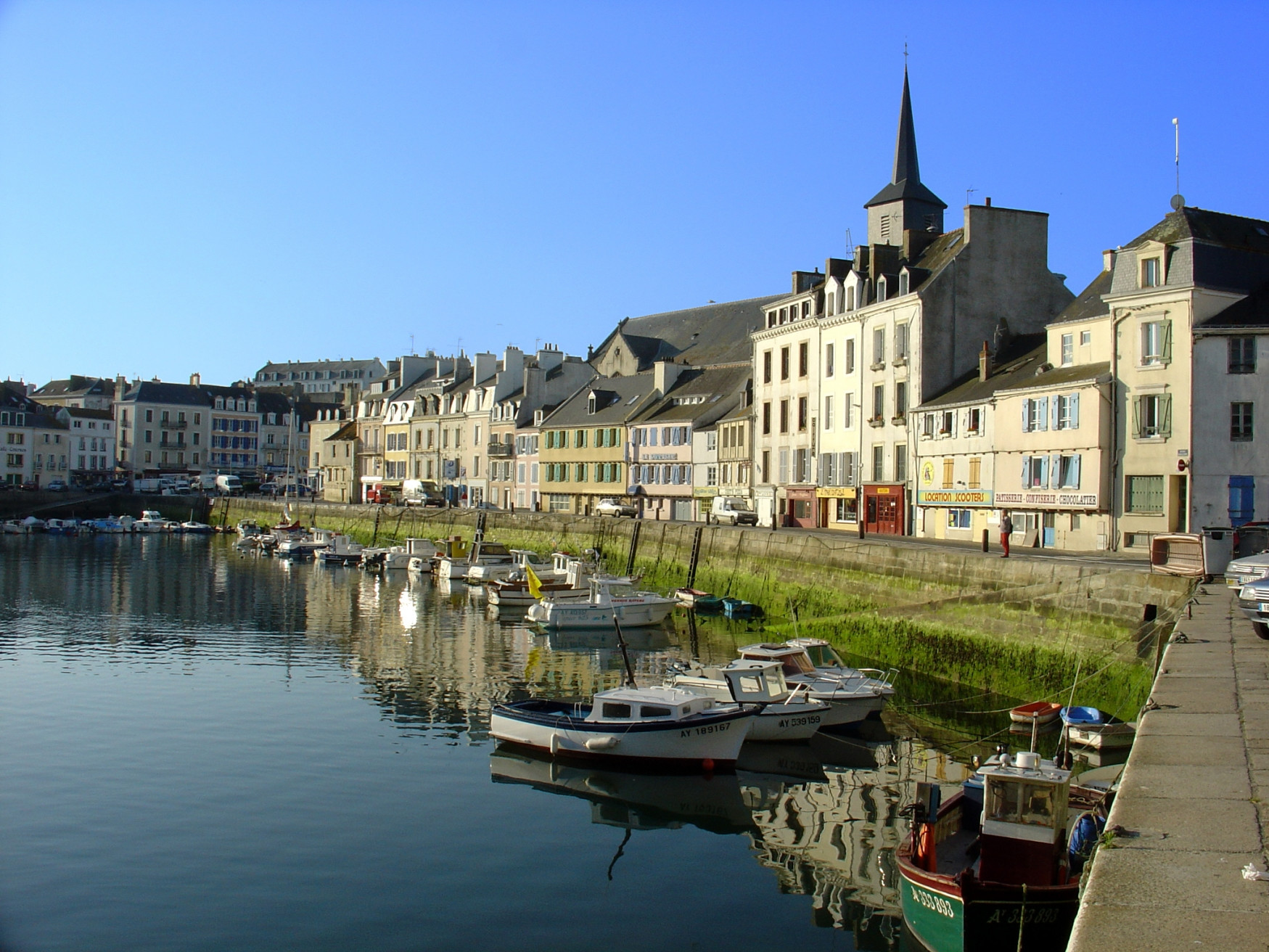 Дома на набережной в Ле-Пале, Франция – фотографии Франции