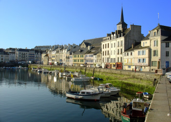 Дома на набережной в Ле-Пале, Франция – фотографии Франции