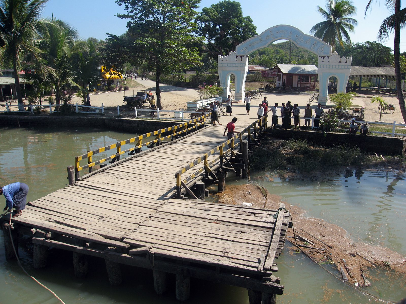 Люди на причале в Мраук-У, Мьянма – фотографии Мьянмы