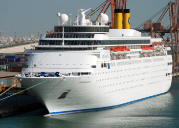 Круизный лайнер в порту Бахрейна – фотографии Бахрейна