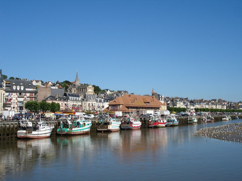 Яхты и катера в Трувиль-Сюр-Мер, Франция – фотографии Франции