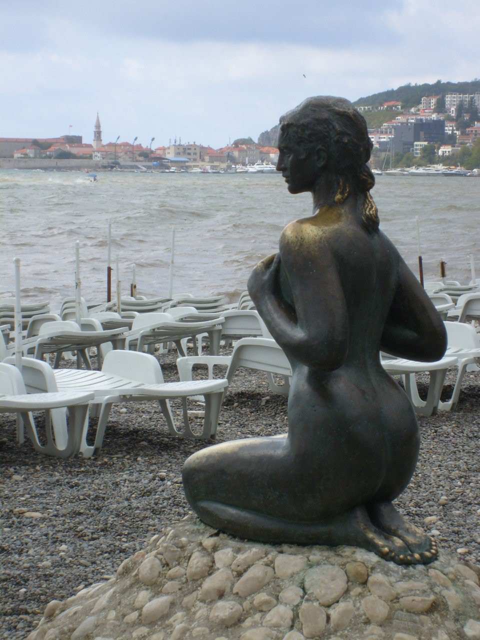 Скульптура на пляже в Будва, Черногория. Фото 13 – фотографии Черногории