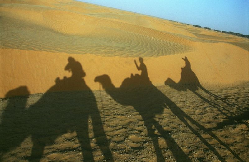 Караван в пустыне. Тунис – фотографии Туниса