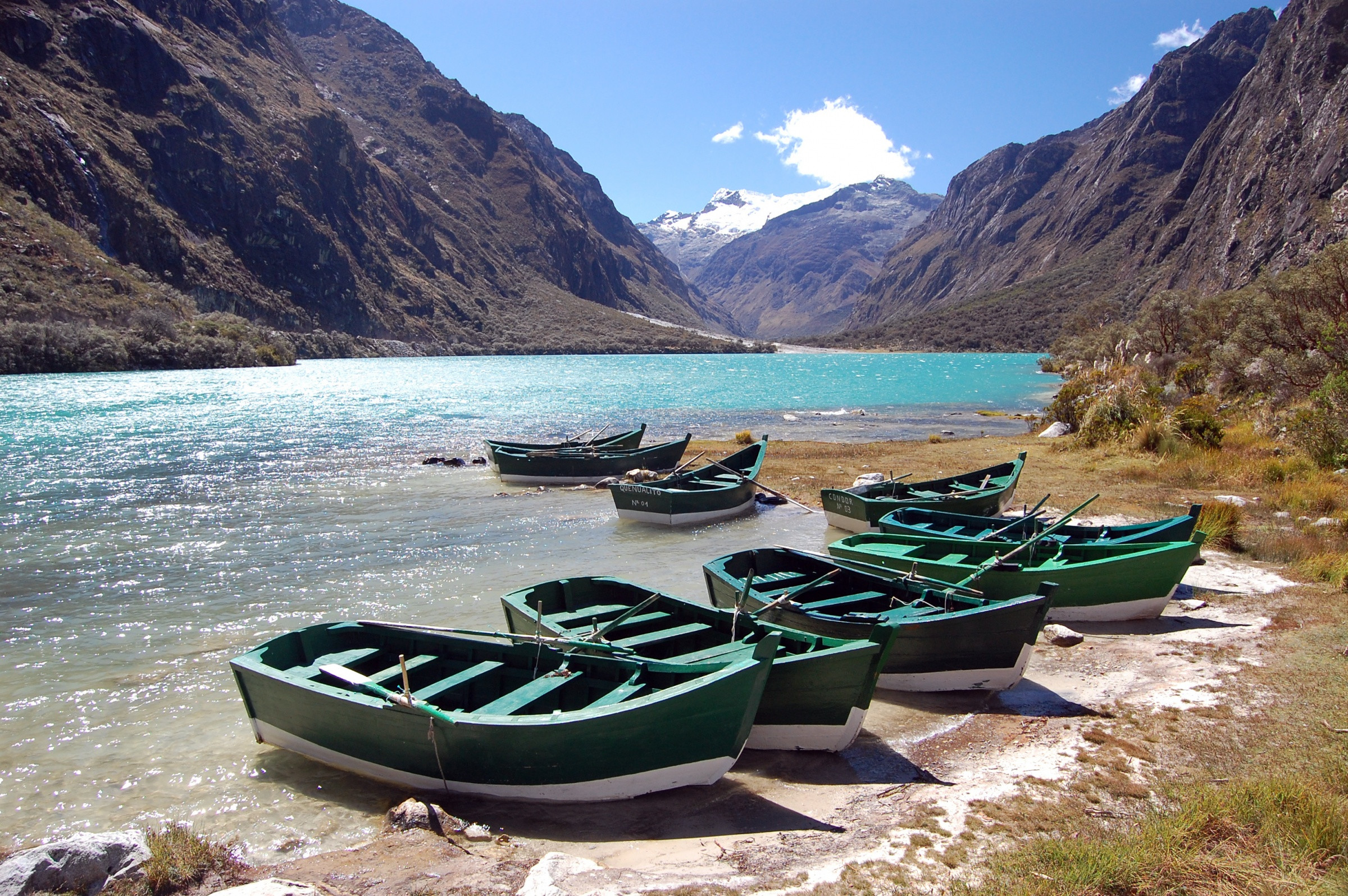 Лодки на побережье озера национального парка Уаскаран в Перу – фотографии Перу