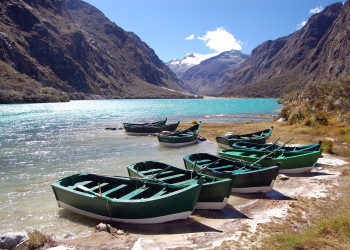 Лодки на побережье озера национального парка Уаскаран в Перу – фотографии Перу