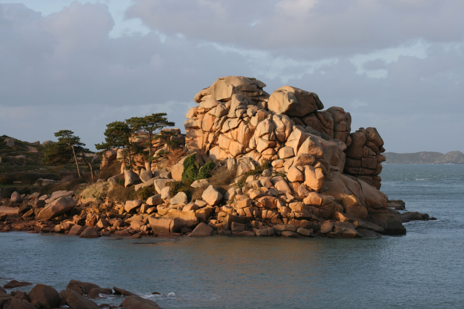 Скала в Плуманаке, Франция. Фото 3 – фотографии Франции