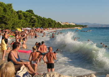 Люди на пляже в Тучепи, Хорватия. Фото 1 – фотографии Хорватии