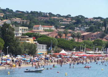 Люди на пляже в Сен-Максим, Франция – фотографии Франции