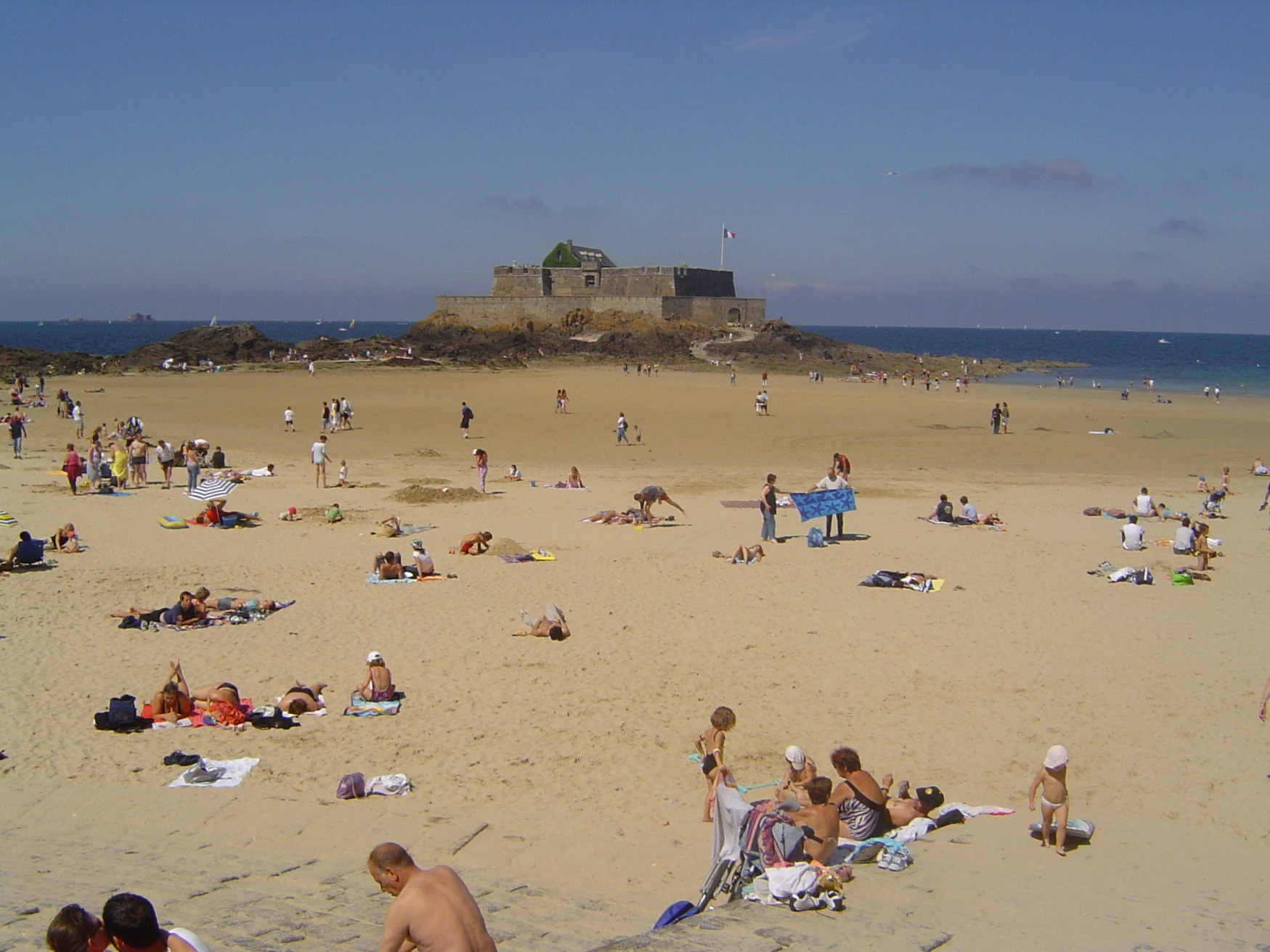 Люди на пляже в Сен-Мало, Франция. Фото 1 – фотографии Франции