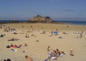 Люди на пляже в Сен-Мало, Франция. Фото 1 – фотографии Франции