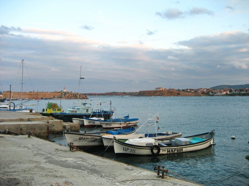 Лодки у причала в Царево, Болгария – фотографии Болгарии
