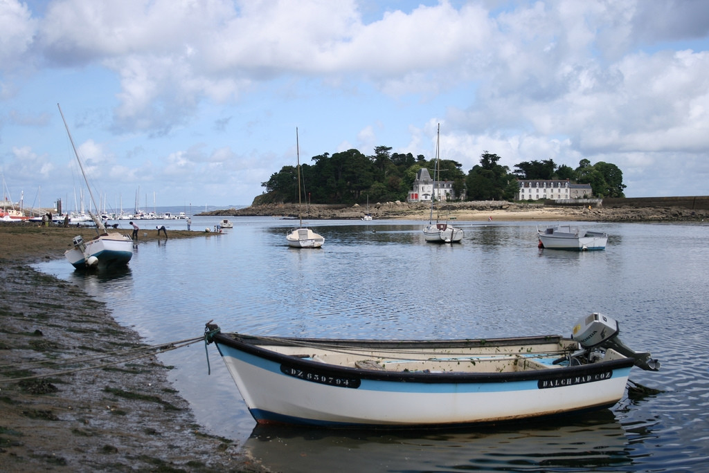 Лодки и парусники в Дуарненезе, Франция. Фото 1 – фотографии Франции