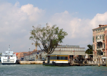 Вид на пристань в Венеции, Италия – фотографии Италии