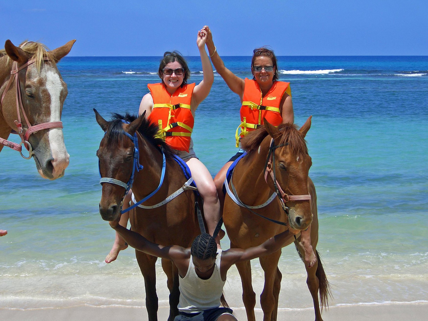 Туристы на пляже в Уайтхаусе, Ямайка – фотографии Ямайки