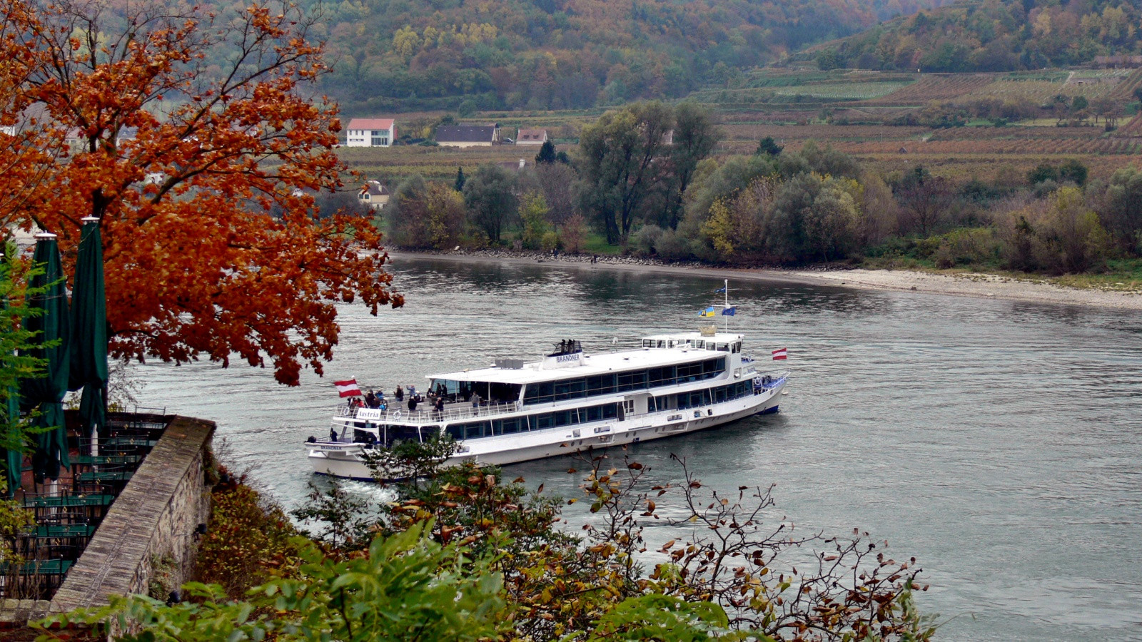 Прогулочный катер на реке в Дюрнштайн (Dürnstein), Австрия – фотографии Австрии