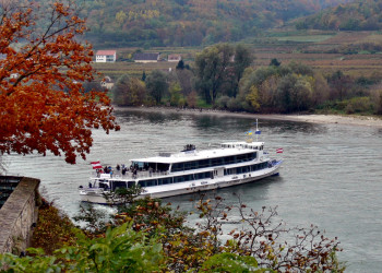 Прогулочный катер на реке в Дюрнштайн (Dürnstein), Австрия – фотографии Австрии