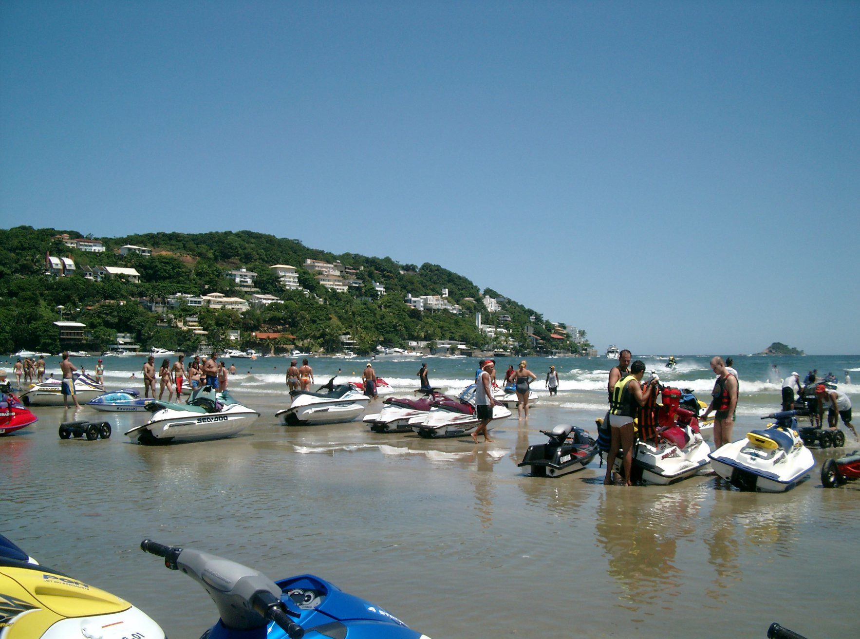 Развлечение в Гуаружа, Бразилия – фотографии Бразилии