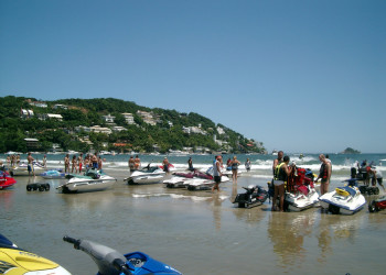 Развлечение в Гуаружа, Бразилия – фотографии Бразилии