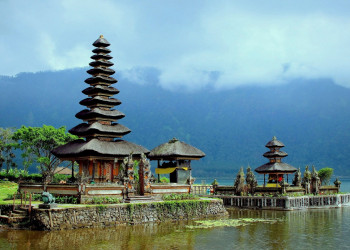 Храм Пура-Улун-Дану на озере Братан – фотографии Индонезии