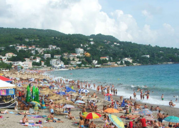 Люди на пляже в Сутоморе, Черногория. Фото 3 – фотографии Черногории